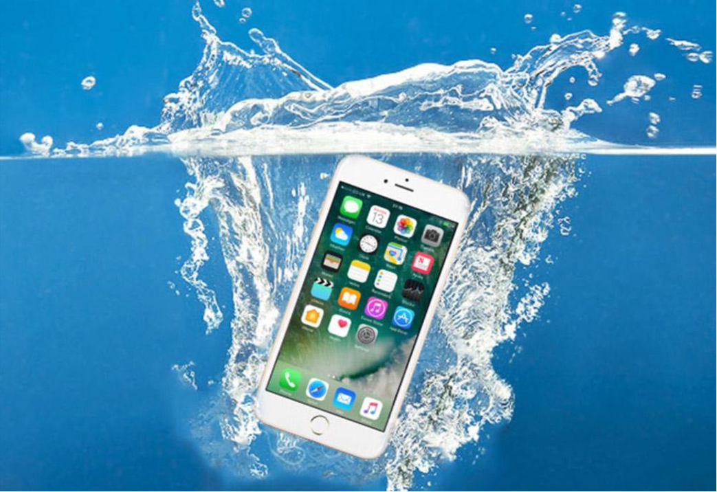 Звук для телефона от воды. Смартфон под водой. Смартфон в воде. Айфон в воде. Смартфон падает в воду.